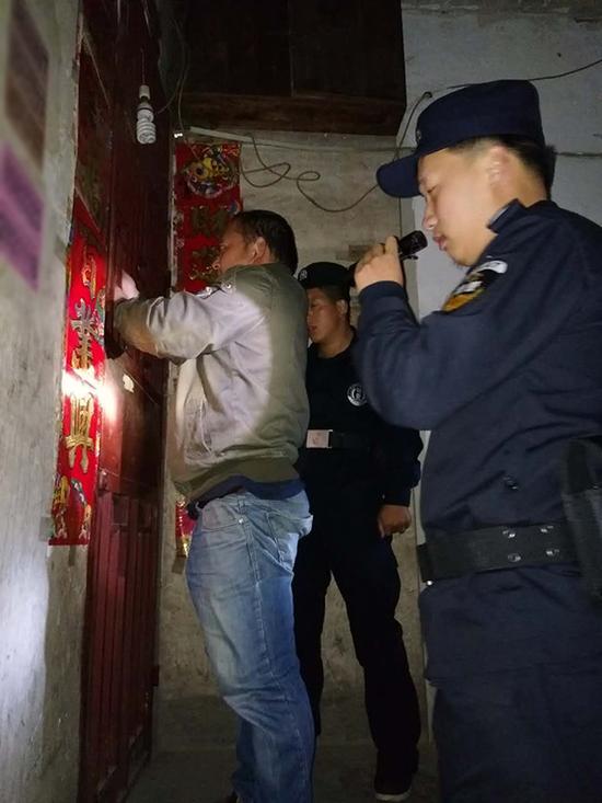 新北粗心妈妈误将幼女锁家中 